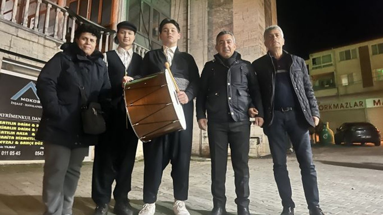 Hem lise öğrencisi hem de Ramazan davulcusu