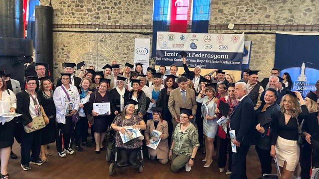 İzmir’in STK başkanları keplerini havaya fırlattı
