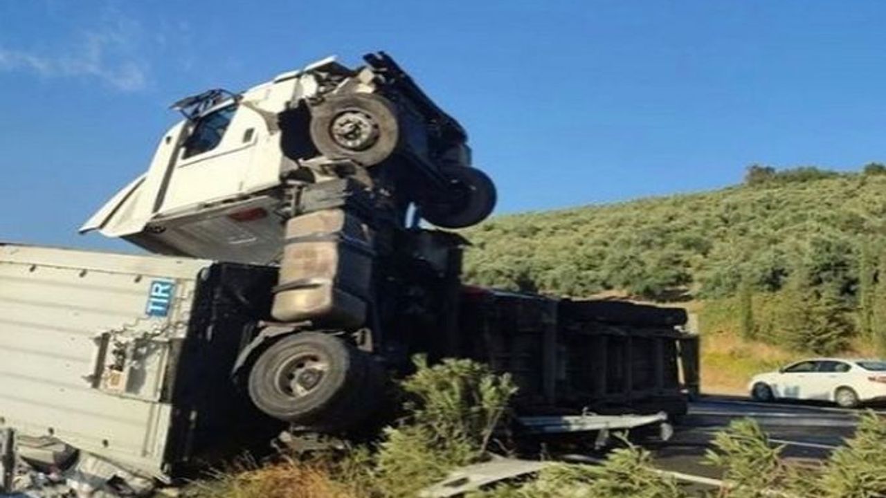 TIR devrildi: Tonlarca içecek yola saçıldı