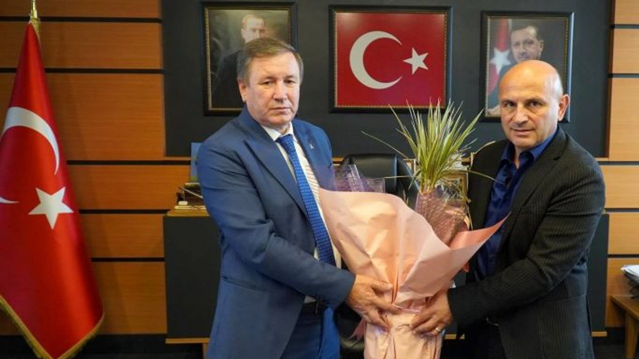 AK Parti Altınova’nın yeni yönetimi çalışmalarına başladı