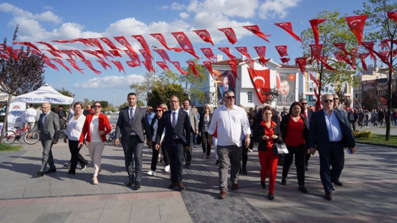 CHP, Atatürk Anıtı’na çelenk bıraktı
