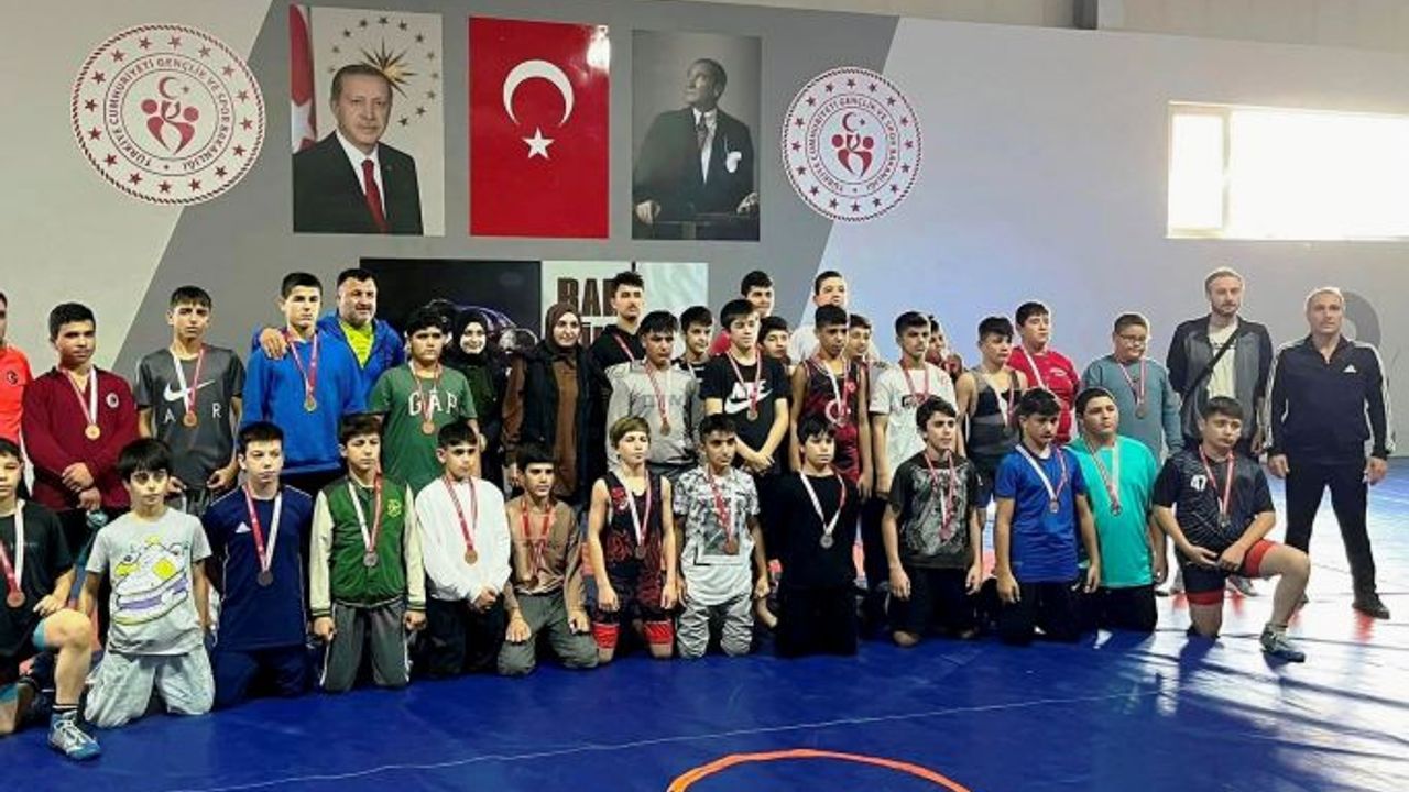 Altınovalı güreşçiler başarıya doymuyor