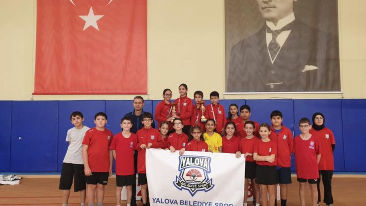 Genç raketler 2 kupa ve 1 madalya ile döndü