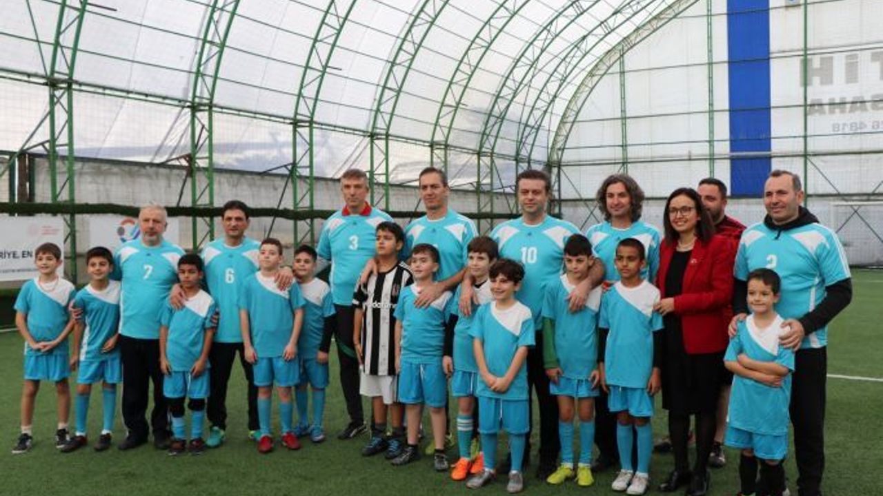 Kurum müdürleri ve minikler kozlarını yeşil sahada paylaştı