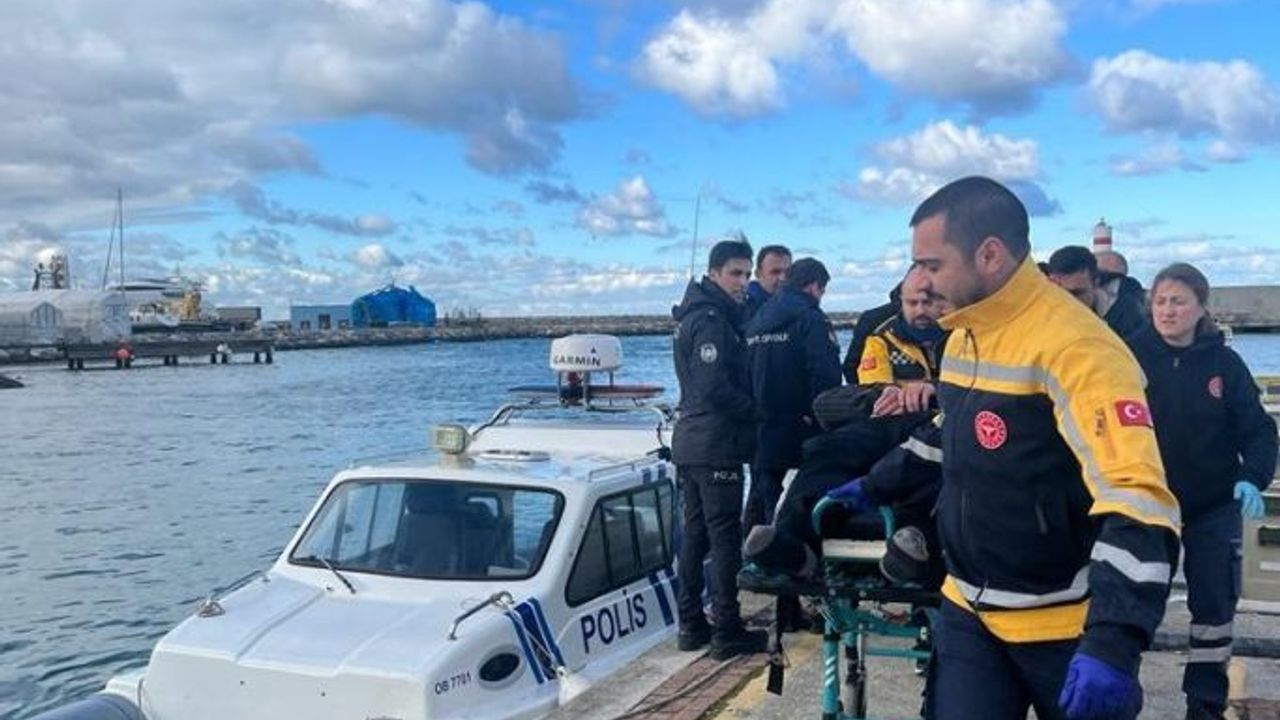 Yalova'da feribottan atlayan kişiyi deniz polisi kurtardı
