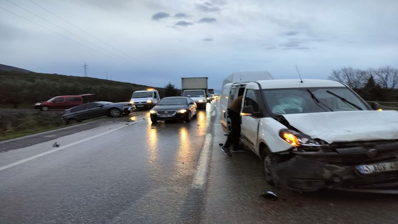 Yalova- Bursa yolunda zincirleme kaza: 2 polis yaralandı
