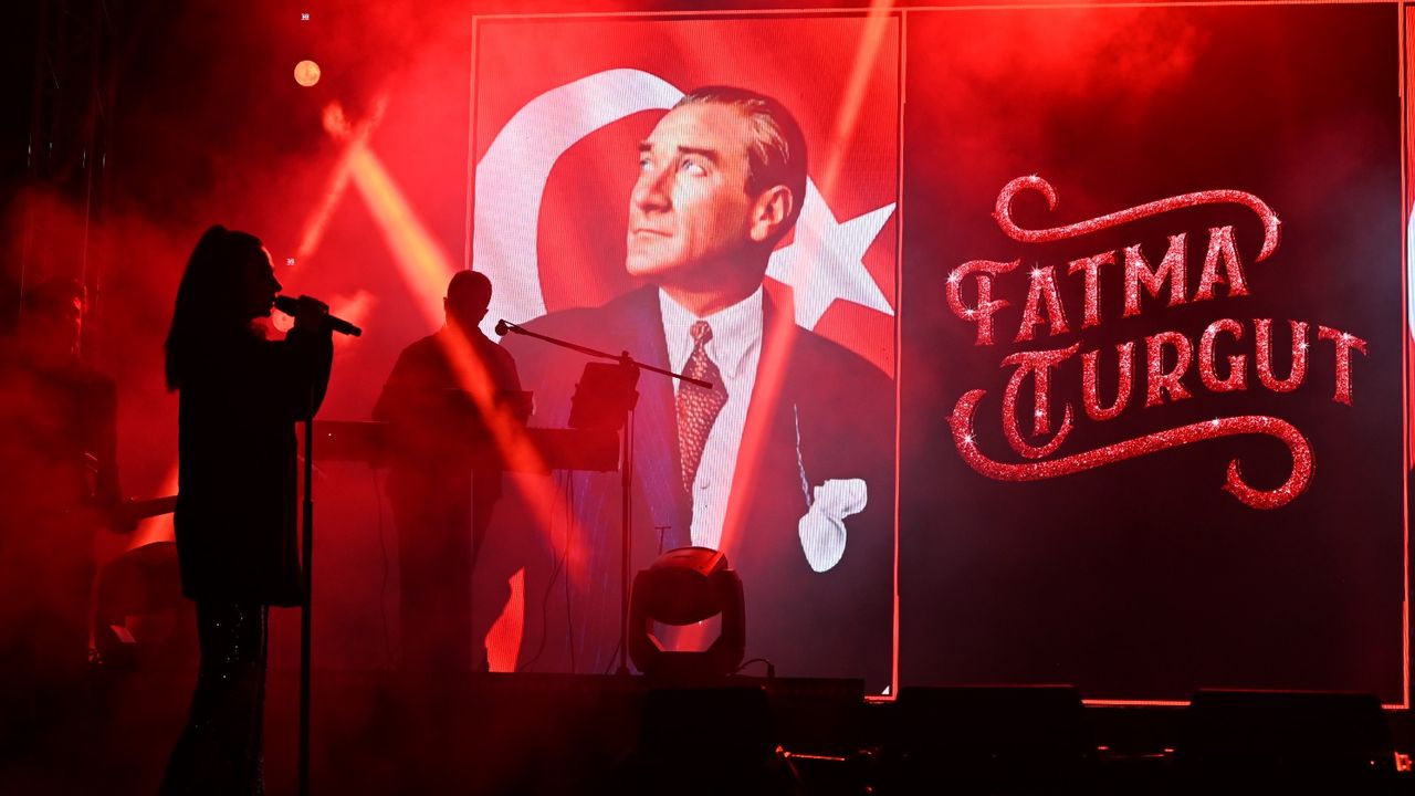 Yalova’da Cumhuriyet Coşkusu: Fatma Turgut ve Yalovalı Sanatçılardan Unutulmaz Gece