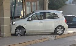 Yalova'da kontrolden çıkan otomobil boş iş yerine girdi