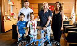 Başkan Oral’dan Akıl Oyunlarında Türkiye 2. Olan Deniz Yıldırım’a bisiklet