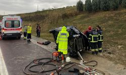Yalova'da kaza sonucu araçta sıkışan kadın sürücünün imdadına itfaiye ekipleri yetişti