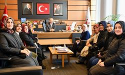 AK Parti’li kadınlardan Başkan Oral’a ziyaret