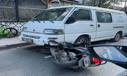 Motosikletle minibüse çarptı: Ağır yaralandı