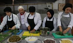 Her gün 11 okuldaki 800 öğrenciye yemek yapıyorlar