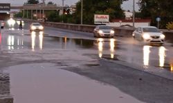 Çiftlikköy’de depo taştı, yolu su bastı