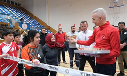 Vali Çiçekli, Engelliler Günü'nde Voleybol Takımıyla