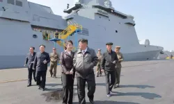 Kuzey Kore’de Feci Tören: 5 Bin Tonluk Savaş Gemisi Kim Jong-Un’un Gözleri Önünde Yan Yattı