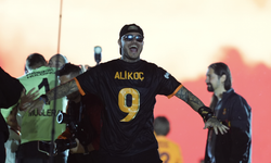 Icardi'den Kutlamalarda Olay Hareket: Ali Koç Yazılı Forma ve "Fener Ağlama" Tezahüratı