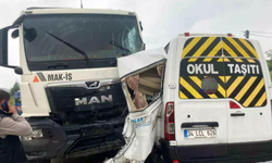 Yalova’da Minibüs ve Kamyon Çarpıştı: 3 Yaralı