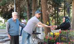 Bayramda Mezarlıklara Renkli Dokunuş