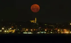 İstanbul’da Çilek Dolunayı Büyüledi
