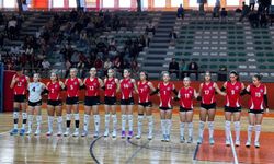 Çiftlikköy Belediyespor Kadın Voleybol Takımı Sezona Mağlubiyetle Başladı