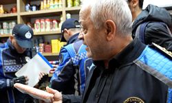 Yalova Belediyesi Zabıta Müdürlüğü ile Ticaret İl Müdürlüğü ekipleri, İsmet Acar Caddesi üzerinde faaliyet gösterdı