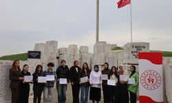 Dünya Gönüllüler Günü’nde Üniversiteli Gençlerden Deprem Anıtı’nda Anlamlı Dokunuş