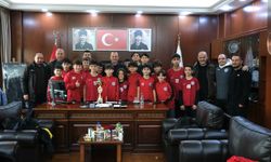 Çiftlikköy’ün Şampiyonları Kupalarıyla Başkan Yele’nin Konuğu Oldu