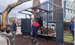 Çiftlikköy’de Duraklar Yenileniyor: Yeni Nesil Modeller Yerleştirilmeye Başlandı