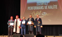 Yalova Üniversitesi’nde “Yılın İdari Lideri” Ödülü Muhlis Yavuz’a Verildi