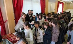 Altınova’da Dünya Tiyatro Günü Çocuklara Sanat ve Çevre Bilincini Bir Arada Sundu