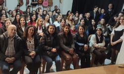 Deprem Sonrası Hatay’da Sahne Işıkları Sönmüyor: “Nazım” Oyunu Defne’de Kapalı Gişe Sahnelendi