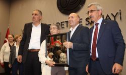 Yılın Annesi Lale Dondurmacı, göz yaşları arasında ödülünü aldı