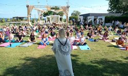 Dünya Yoga Günü Çiftlikköy Sahilinde Kutlanacak: Ücretsiz Yoga Etkinliği Düzenleniyor