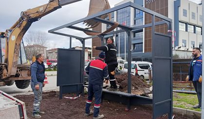 Çiftlikköy’de Duraklar Yenileniyor: Yeni Nesil Modeller Yerleştirilmeye Başlandı