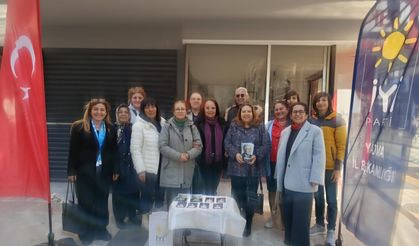 İYİ Parti Yalova’dan 8 Mart’ta Anlamlı Etkinlik: Kadınlara İnci Bileklik Dağıtıldı