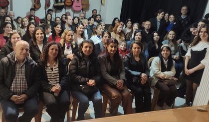 Deprem Sonrası Hatay’da Sahne Işıkları Sönmüyor: “Nazım” Oyunu Defne’de Kapalı Gişe Sahnelendi