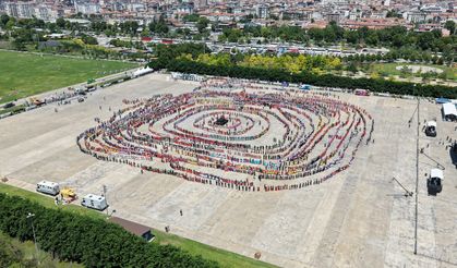 Altınova Belediyesi Guinness Dünya Rekoru Denemesinde! 7 Bin 774 Kişi Aynı Anda Horon Oynadı