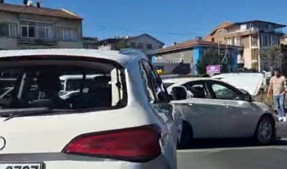 Yalova-İzmit Karayolu’nda Zincirleme Kaza: Çöp Kamyonu ve 2 Otomobil Çarpıştı