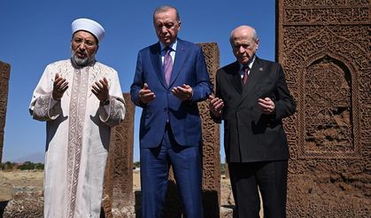 Cumhurbaşkanı Erdoğan ve Devlet Bahçeli Ahlat Selçuklu Kabristanı'nı Ziyaret Etti