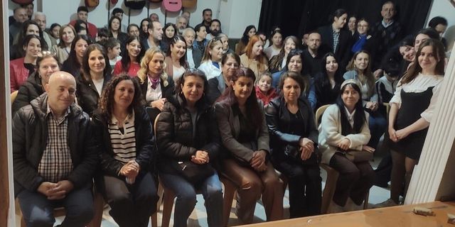 Deprem Sonrası Hatay’da Sahne Işıkları Sönmüyor: “Nazım” Oyunu Defne’de Kapalı Gişe Sahnelendi