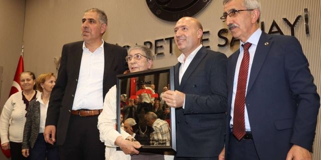 Yılın Annesi Lale Dondurmacı, göz yaşları arasında ödülünü aldı