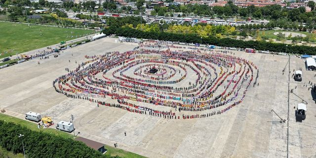 Altınova Belediyesi Guinness Dünya Rekoru Denemesinde! 7 Bin 774 Kişi Aynı Anda Horon Oynadı