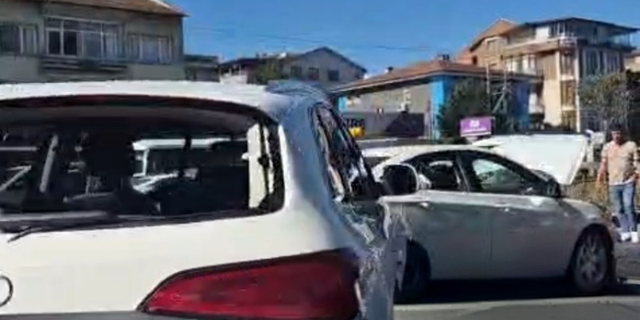 Yalova-İzmit Karayolu’nda Zincirleme Kaza: Çöp Kamyonu ve 2 Otomobil Çarpıştı