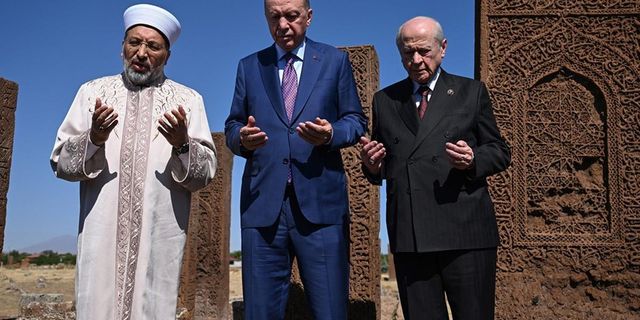 Cumhurbaşkanı Erdoğan ve Devlet Bahçeli Ahlat Selçuklu Kabristanı'nı Ziyaret Etti