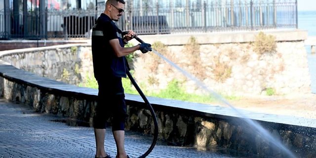 Yürüyen Köşk Çevresi Yıkanıyor, Yollar Yenileniyor