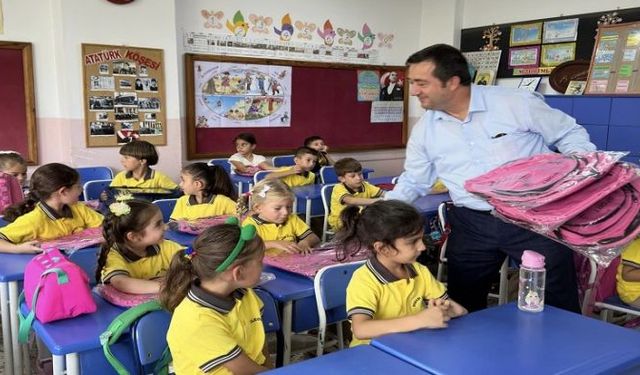 Turan Başkan’dan miniklere okul çantası ve kırtasiye desteği