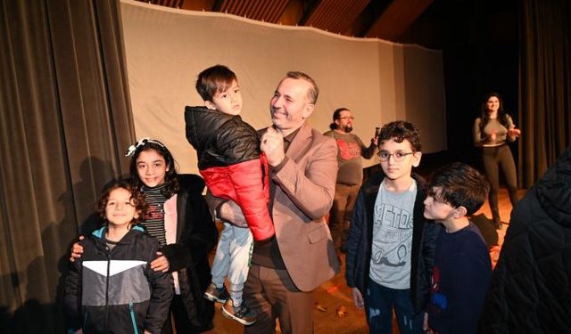 Başkan Tutuk çocuklarla tiyatroda buluştu