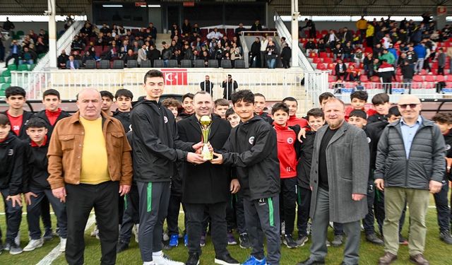 Şampiyonlar kupayı Başkan Tutuk’tan aldı
