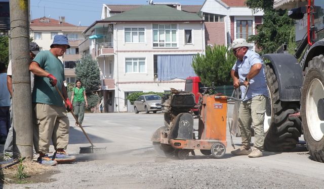 Çiftlikköy’ün yolları asfalt yama ile onarılıyor